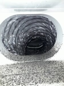 גריל מזגן עם עובש שחור ולכלוך מצטבר מתעלות המיזוג